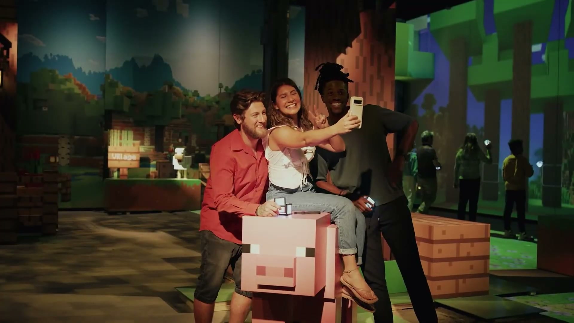 Goście Minecraft Experience robią selfie z blockowymi zwierzętami